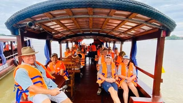 Khách quốc tế đến tham quan làng bè Châu Đốc. Ảnh: TRẦN NGỌC