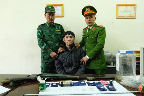 Đối tượng Nguyễn Hồng Sơn bị bắt giữ cùng tang vật.