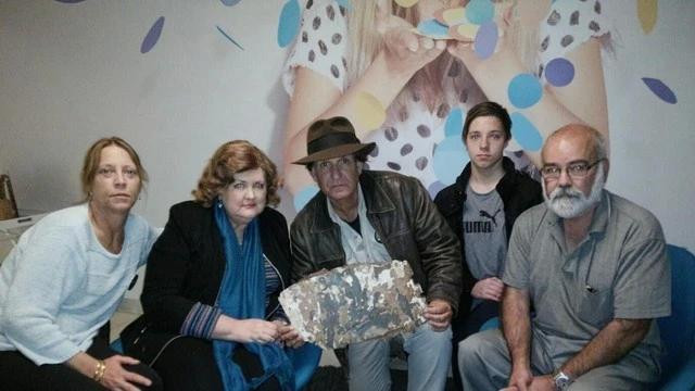 Nhà thám hiểm người Mỹ và nhà điều tra MH370 Blaine Gibson cho thấy một phần nội thất máy bay Nhà thám hiểm người Mỹ và nhà điều tra MH370 Blaine Gibson cho thấy một phần nội thất máy bay