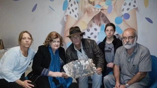 Nhà thám hiểm người Mỹ và nhà điều tra MH370 Blaine Gibson cho thấy một phần nội thất máy bay