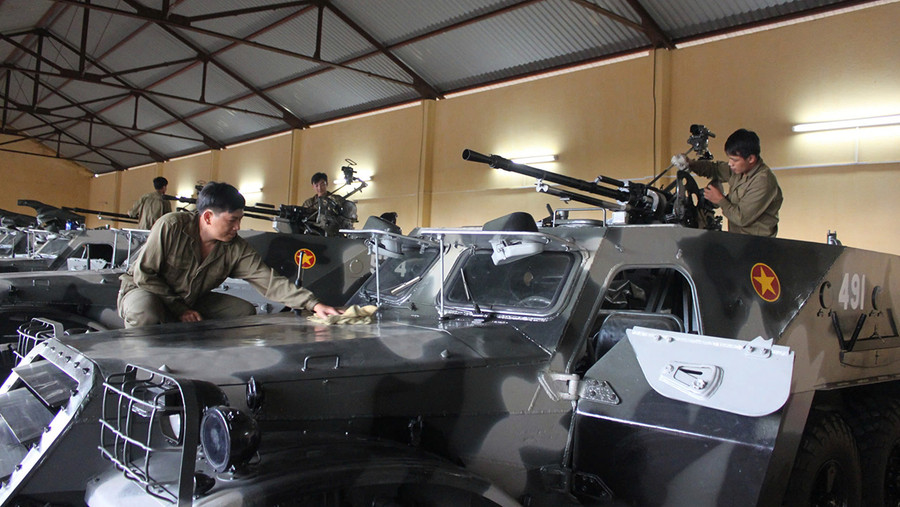 Cán bộ ,chiến sĩ Đại đội Trinh sát cơ giới bảo quản vũ khí, trang bị. Ảnh: V.H