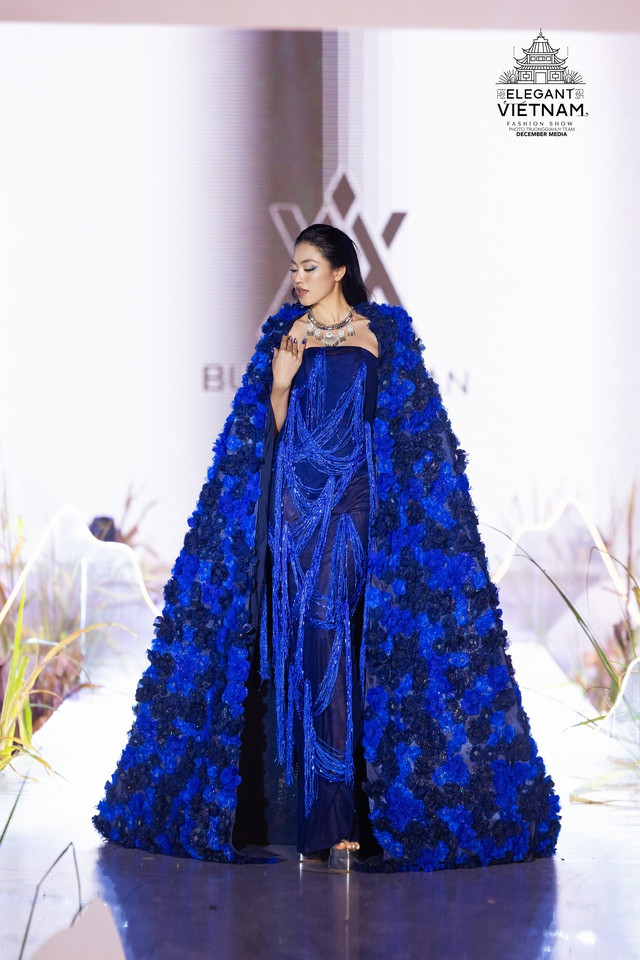 Cô phô diễn nét đẹp quyến rũ.