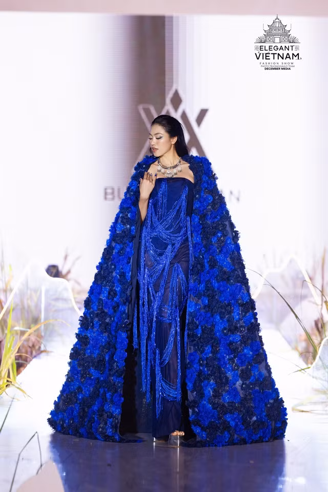 Cô phô diễn nét đẹp quyến rũ.