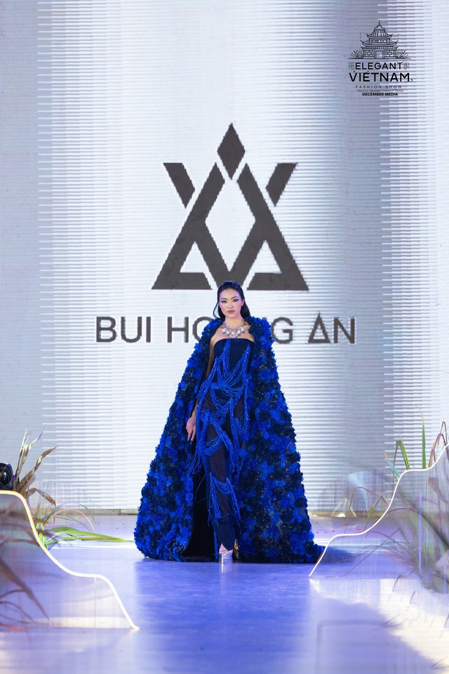 Đoàn Thu Thủy trình diễn kết bộ sưu tập.