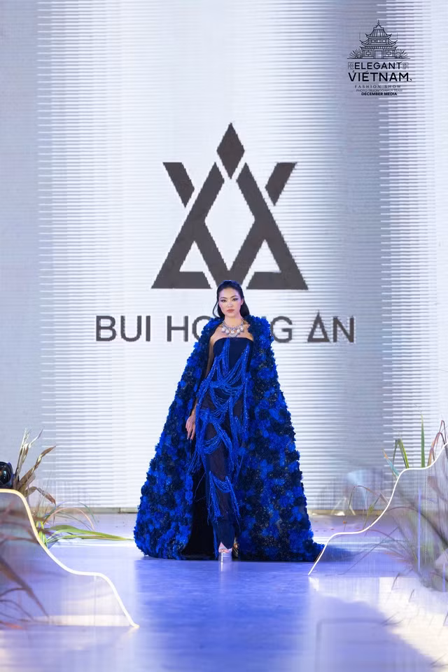 Đoàn Thu Thủy trình diễn kết bộ sưu tập.