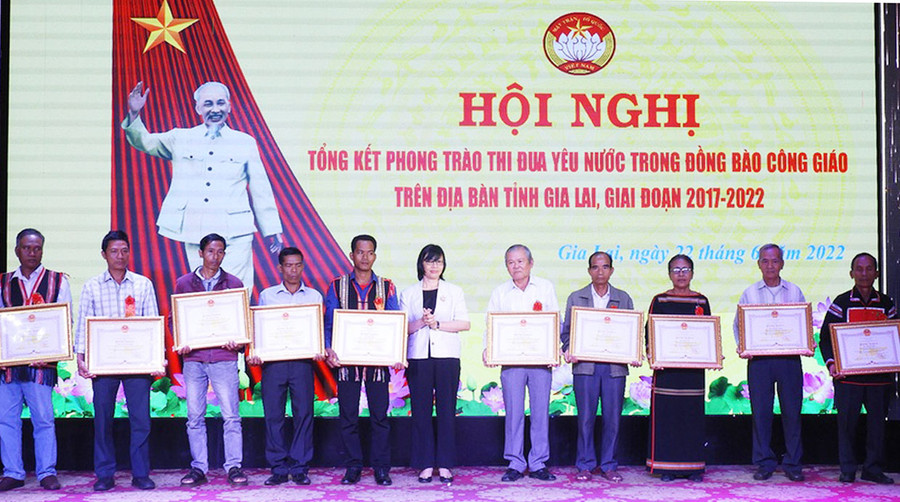 Các điển hình thi đua yêu nước trong đồng bào Công giáo được tặng bằng khen của Chủ tịch UBND tỉnh. Ảnh: Thanh Nhật Các điển hình thi đua yêu nước trong đồng bào Công giáo được tặng bằng khen của Chủ tịch UBND tỉnh. Ảnh: Thanh Nhật