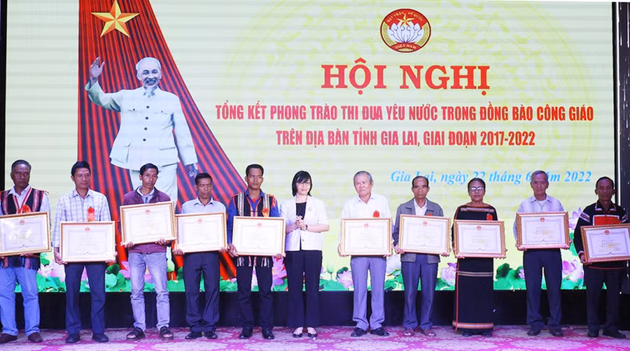 Các điển hình thi đua yêu nước trong đồng bào Công giáo được tặng bằng khen của Chủ tịch UBND tỉnh. Ảnh: Thanh Nhật