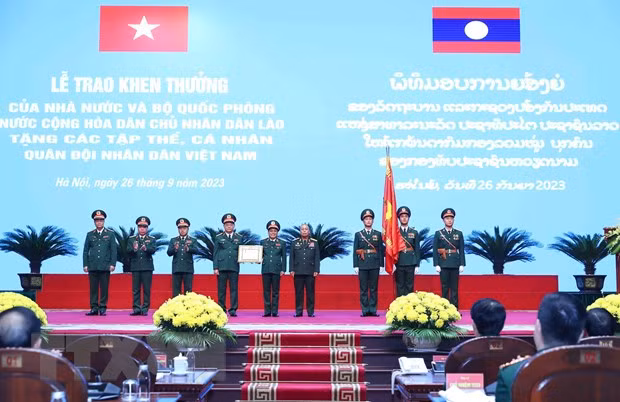 Thượng tướng Thongloi Silivong trao Huân chương Lao động hạng Nhì của Nhà nước Lào cho Tổng cục Kỹ thuật Quân đội Nhân dân Việt Nam. (Ảnh: An Đăng/TTXVN)