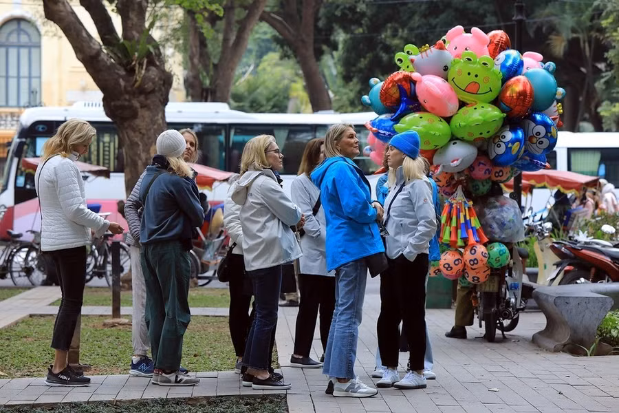 Du khách nước ngoài trong cái lạnh ở Hà Nội. (Ảnh: Tuấn Anh/TTXVN)