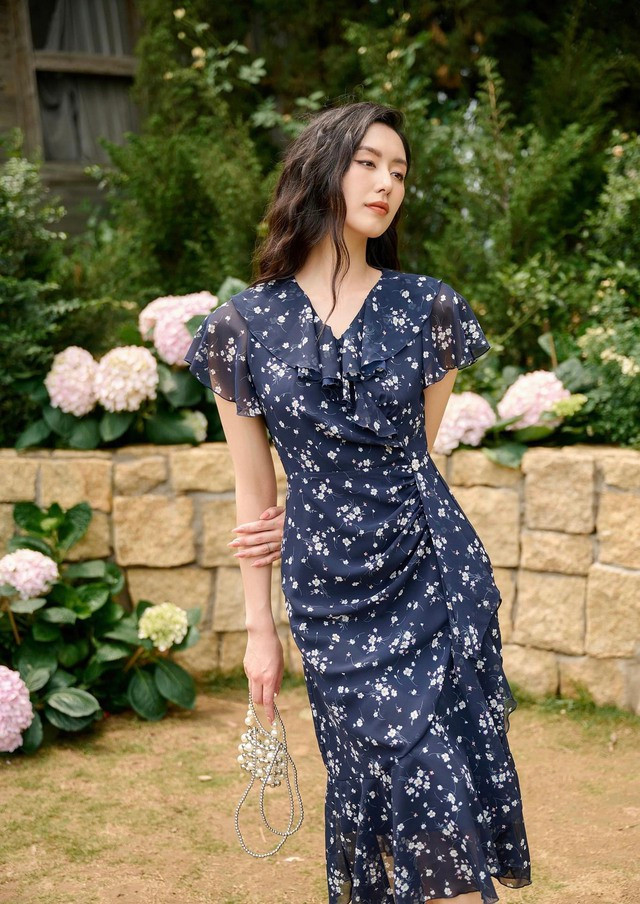 Mùa hè là mùa của váy áo và những sắc màu tươi tắn rạng rỡ. Vậy thì ngại gì mà không ướm mình trong những mẫu váy voan xòe đuôi cá cùng chi tiết bèo nhún chạy dọc thân. Thiết kế này không chỉ trẻ trung mà còn giấu khuyết điểm cơ thể cực tốt cho người mặc. Mùa hè là mùa của váy áo và những sắc màu tươi tắn rạng rỡ. Vậy thì ngại gì mà không ướm mình trong những mẫu váy voan xòe đuôi cá cùng chi tiết bèo nhún chạy dọc thân. Thiết kế này không chỉ trẻ trung mà còn giấu khuyết điểm cơ thể cực tốt cho người mặc.