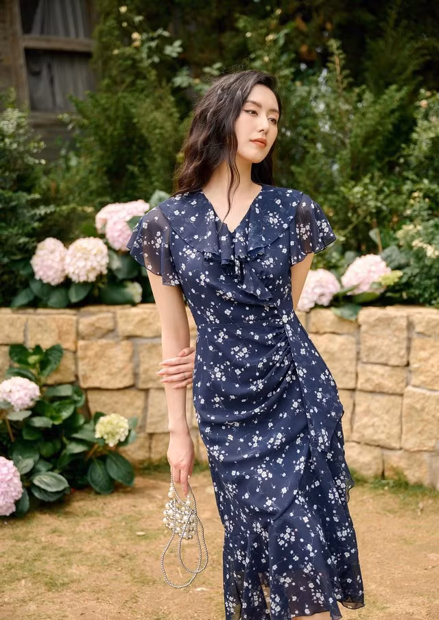 Mùa hè là mùa của váy áo và những sắc màu tươi tắn rạng rỡ. Vậy thì ngại gì mà không ướm mình trong những mẫu váy voan xòe đuôi cá cùng chi tiết bèo nhún chạy dọc thân. Thiết kế này không chỉ trẻ trung mà còn giấu khuyết điểm cơ thể cực tốt cho người mặc.