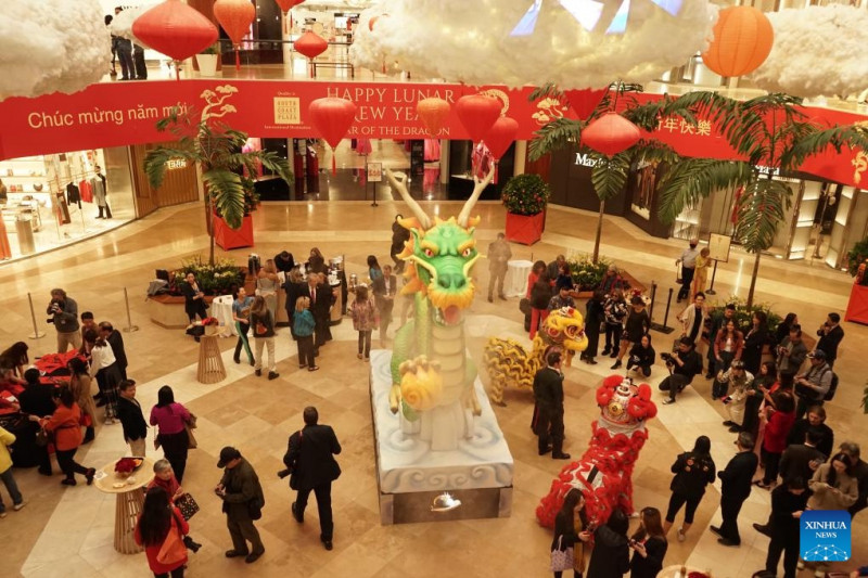 Không khí đón năm mới rộn ràng bên trong một khu chợ có đông người châu Á qua lại ở California, Mỹ. Không khí đón năm mới rộn ràng bên trong một khu chợ có đông người châu Á qua lại ở California, Mỹ.