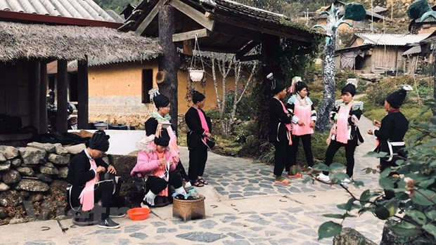 Người dân ở bản du lịch cộng đồng Sì Thâu Chải chia sẻ kế hoạch tiếp đón khách du lịch. (Ảnh: LVP/Vietnam+)