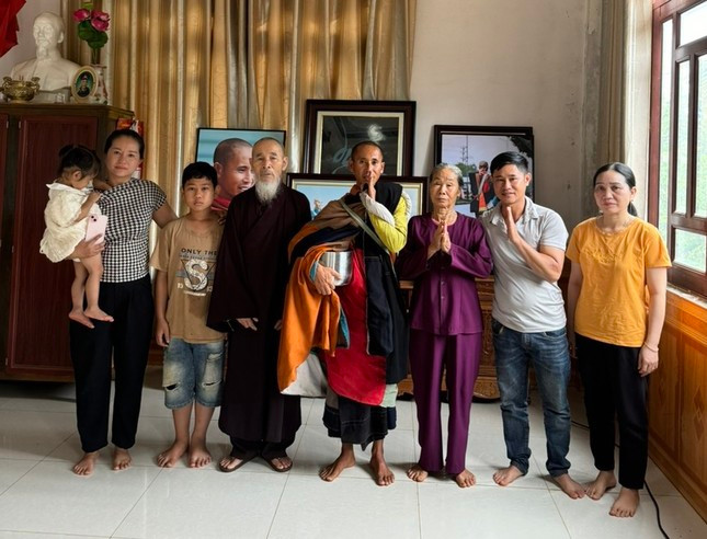 Ông Thích Minh Tuệ chụp ảnh cùng với gia đình Ông Thích Minh Tuệ chụp ảnh cùng với gia đình