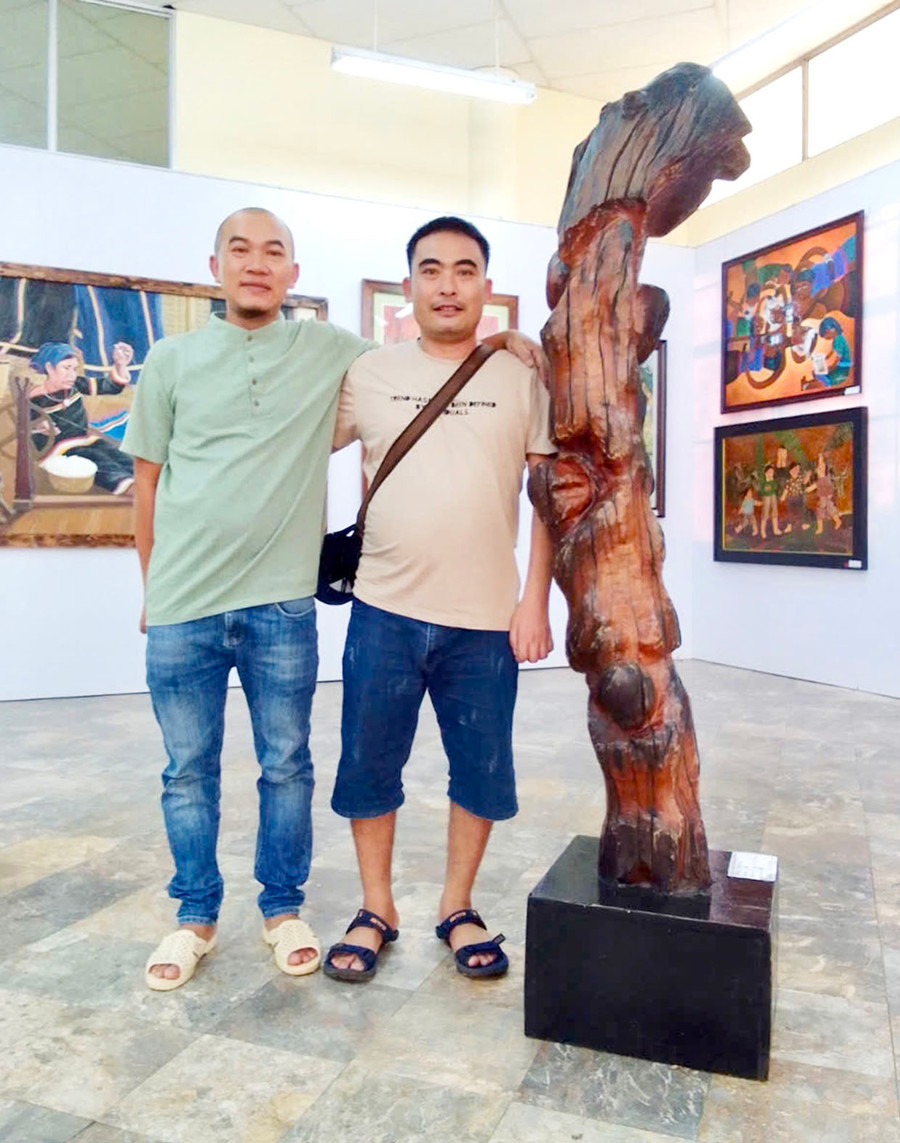 Nhà điêu khắc Triệu Tiến Dũng (bìa phải) và nhà điêu khắc Nguyễn Vinh bên tác phẩm “Hạnh phúc” (ảnh nhân vật cung cấp).