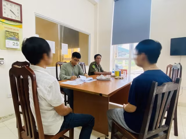 Công an làm việc với N.M.Q. Ảnh: Công an cung cấp