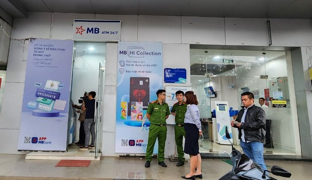 Trụ ATM nơi ông Nhơn bất ngờ thấy 37 triệu đồng chui ra. Ảnh: CTV
