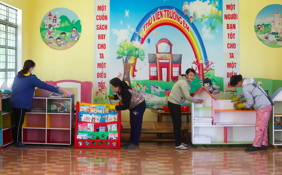 Giáo viên Trường Mẫu giáo Sơn Ca (phường An Bình, thị xã An Khê) vệ sinh lớp học chuẩn bị cho năm học mới. Ảnh: A.P