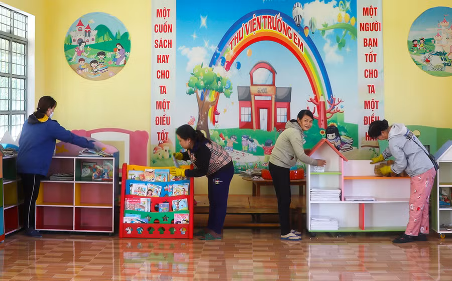 Giáo viên Trường Mẫu giáo Sơn Ca (phường An Bình, thị xã An Khê) vệ sinh lớp học chuẩn bị cho năm học mới. Ảnh: A.P