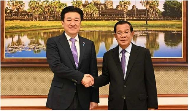 Chủ tịch Thượng viện Campuchia Hun Sen (phải) cùng Bộ trưởng Quốc phòng Nhật Bản Kihara Minoru ở Phnom Penh ngày 5.8.Chụp màn hình Khmer Times