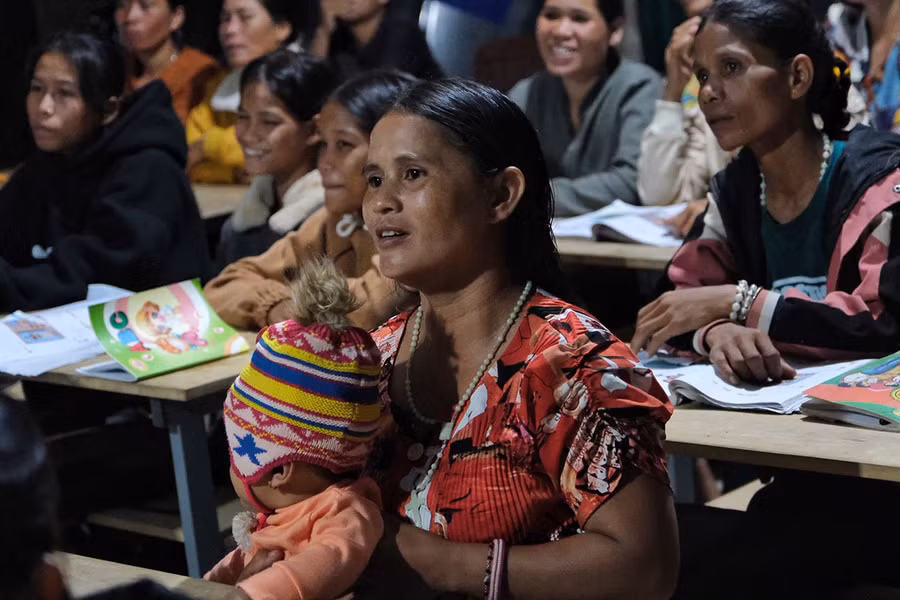 Niềm vui học chữ. Ảnh: H.N