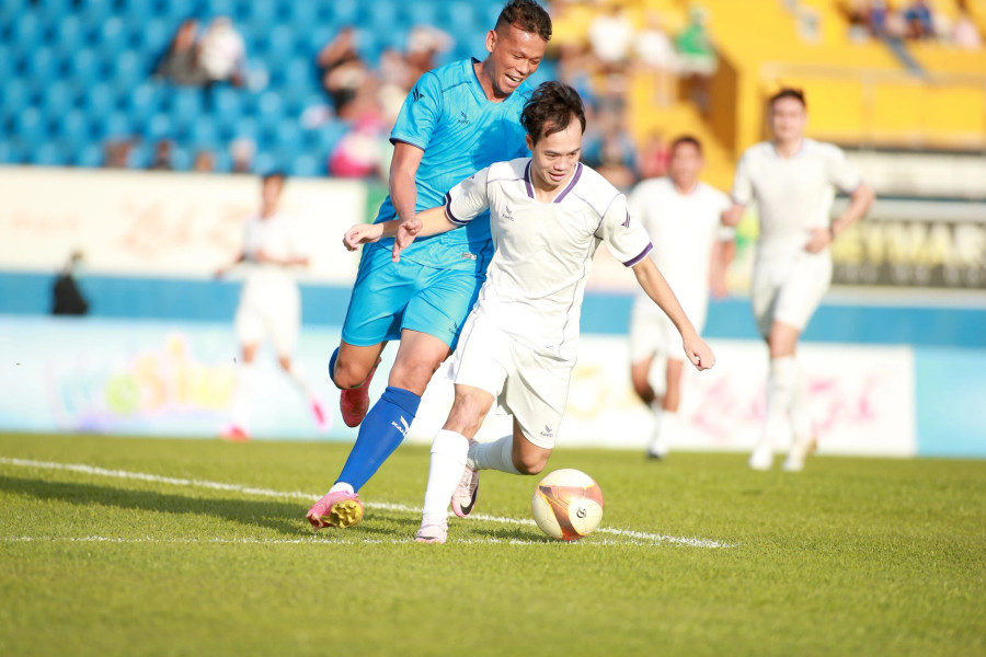 Tấn Trường tranh bóng cùng Văn Toàn. Ảnh Khang Nguyên Tấn Trường tranh bóng cùng Văn Toàn. Ảnh Khang Nguyên