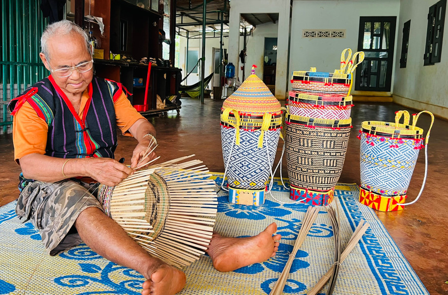 Ông Siu Hơng chia sẻ cách đan gùi truyền thống cho đoàn viên, thanh niên. Ảnh: M.N Ông Siu Hơng chia sẻ cách đan gùi truyền thống cho đoàn viên, thanh niên. Ảnh: M.N