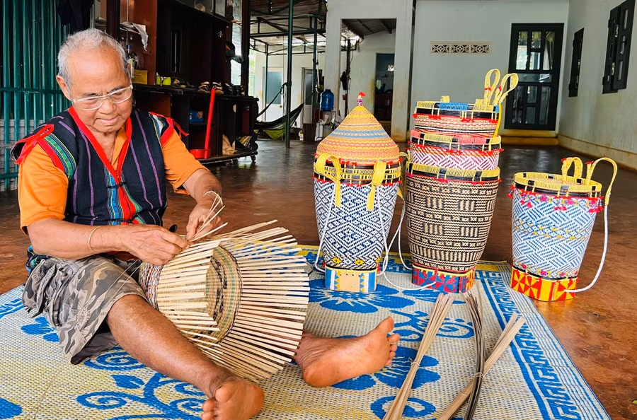 Ông Siu Hơng chia sẻ cách đan gùi truyền thống cho đoàn viên, thanh niên. Ảnh: M.N