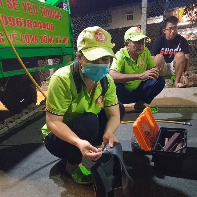 Chị Trần Huệ Viên là thành viên nữ duy nhất trong đội. ẢNH: DUY TÂN