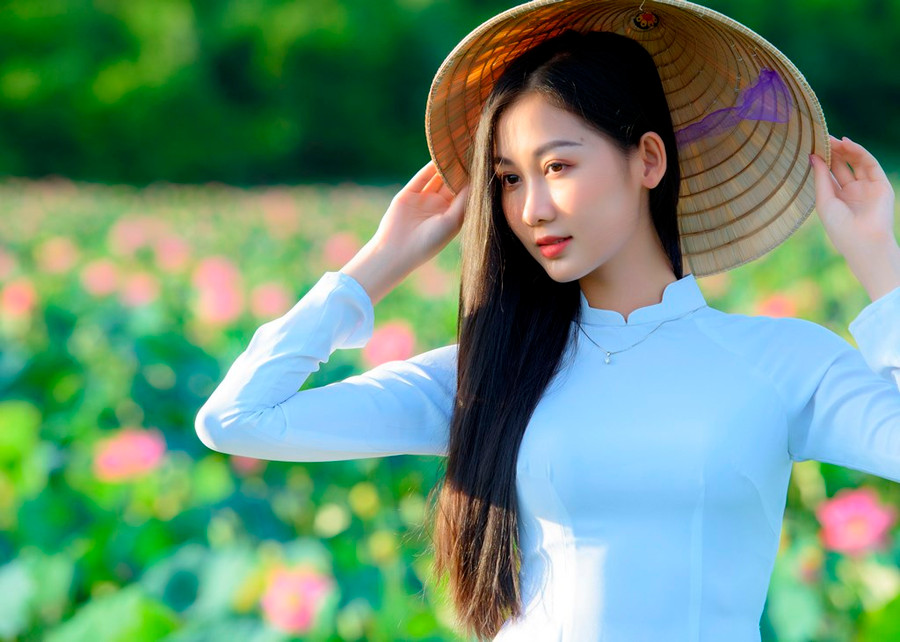 Sắc sen thường gắn liền với tà áo dài trắng được các cô gái trẻ lựa chọn để lưu lại những tấm ảnh đẹp. Ảnh: Nguyễn Trình