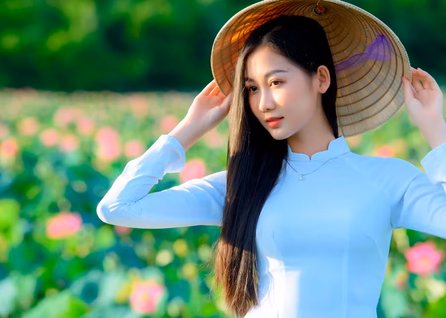 Sắc sen thường gắn liền với tà áo dài trắng được các cô gái trẻ lựa chọn để lưu lại những tấm ảnh đẹp. Ảnh: Nguyễn Trình Sắc sen thường gắn liền với tà áo dài trắng được các cô gái trẻ lựa chọn để lưu lại những tấm ảnh đẹp. Ảnh: Nguyễn Trình