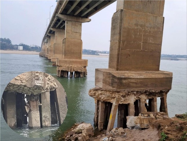 Theo các chuyên gia, về lâu dài các địa phương cần phải tiến hành duy tu, bảo trì thường xuyên để phát hiện và khắc phục kịp thời các vấn đề về an toàn. (Trong ảnh là hiện trạng cầu Trung Hà (Phú Thọ) cũng vừa bị cấm lưu thông). Theo các chuyên gia, về lâu dài các địa phương cần phải tiến hành duy tu, bảo trì thường xuyên để phát hiện và khắc phục kịp thời các vấn đề về an toàn. (Trong ảnh là hiện trạng cầu Trung Hà (Phú Thọ) cũng vừa bị cấm lưu thông).