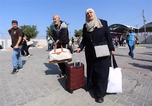 Người dân chuẩn bị rời khỏi Gaza qua Cửa khẩu Rafah. (Ảnh: THX/TTXVN) Người dân chuẩn bị rời khỏi Gaza qua Cửa khẩu Rafah. (Ảnh: THX/TTXVN)