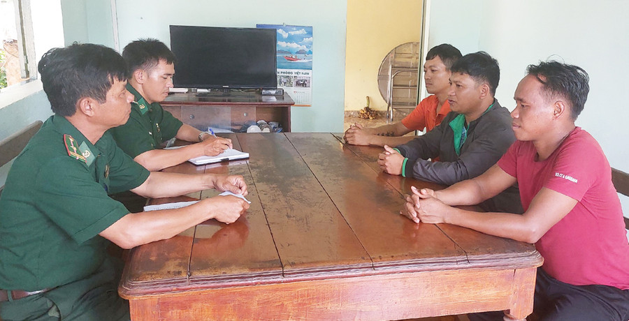 Cán bộ Đồn Biên phòng Ia O gặp gỡ người dân để nắm tình hình. Ảnh: Vĩnh Hoàng Cán bộ Đồn Biên phòng Ia O gặp gỡ người dân để nắm tình hình. Ảnh: Vĩnh Hoàng