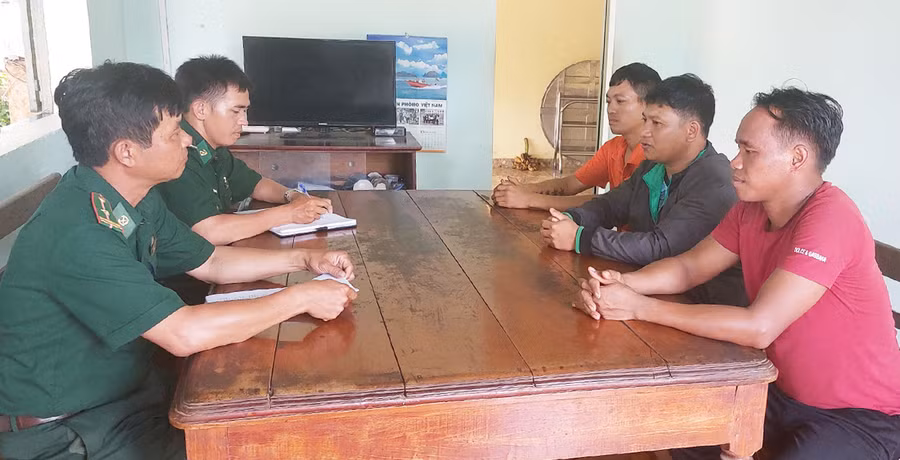 Cán bộ Đồn Biên phòng Ia O gặp gỡ người dân để nắm tình hình. Ảnh: Vĩnh Hoàng