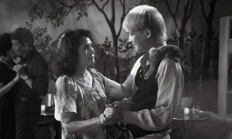 Nghệ sỹ Nhân dân Minh Châu trong một cảnh phim &quot;Cu li không bao giờ khóc&quot;. (Ảnh từ phim)