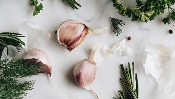 Tỏi giúp giảm men gan cao, diệt khuẩn gây ngộ độc thực phẩm - Ảnh 1. Tỏi có thể tác động tích cực đến chức năng gan bằng cách làm giảm men gan. Ảnh: Pexels