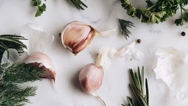 Tỏi có thể tác động tích cực đến chức năng gan bằng cách làm giảm men gan. Ảnh: Pexels