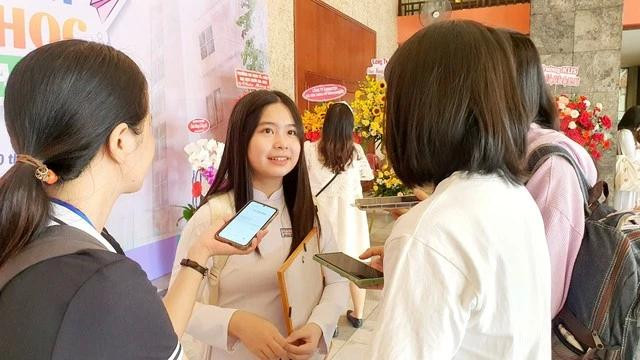 Nữ sinh trả lời phỏng vấn sáng 20.5. Ảnh: Thúy Hằng