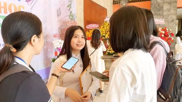 Nữ sinh trả lời phỏng vấn sáng 20.5. Ảnh: Thúy Hằng