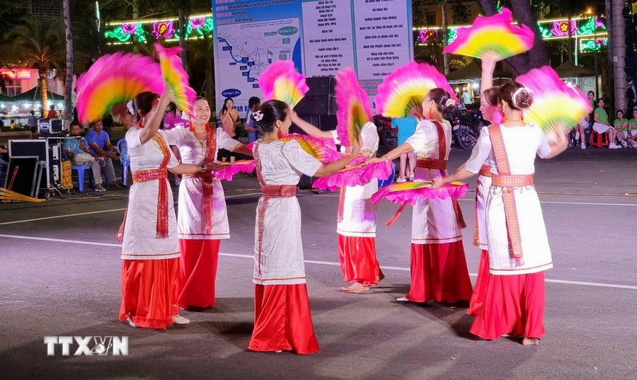 Biểu diễn múa quạt truyền thống của đồng bào Chăm tỉnh Ninh Thuận. (Ảnh: Nguyễn Thành/TTXVN)