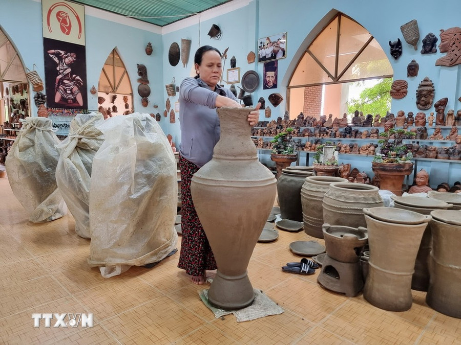 Nghệ thuật làm gốm truyền thống của đồng bào Chăm tại tỉnh Ninh Thuận. (Ảnh: Nguyễn Thành/TTXVN)