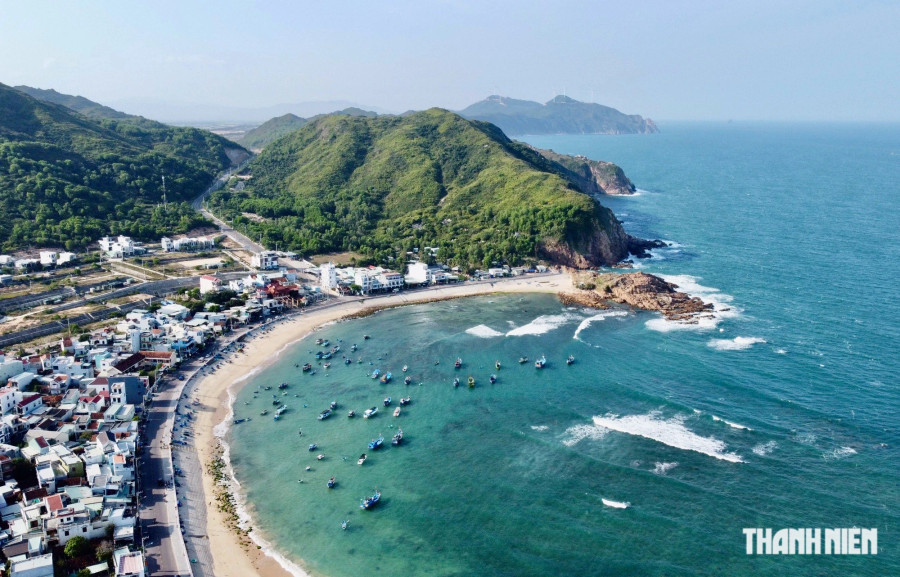 Nằm trên dãy Phương Mai, cách trung tâm TP.Quy Nhơn khoảng 20 km, xã Nhơn Hải đã và đang trở thành điểm đến du lịch biển hấp dẫn nhiều du khách với những trải nghiệm mới lạ. Dịp Tết Nguyên đán vừa qua, Nhơn Hải đón hơn 3.000 lượt khách du lịch. Ảnh: THANH QUÂN