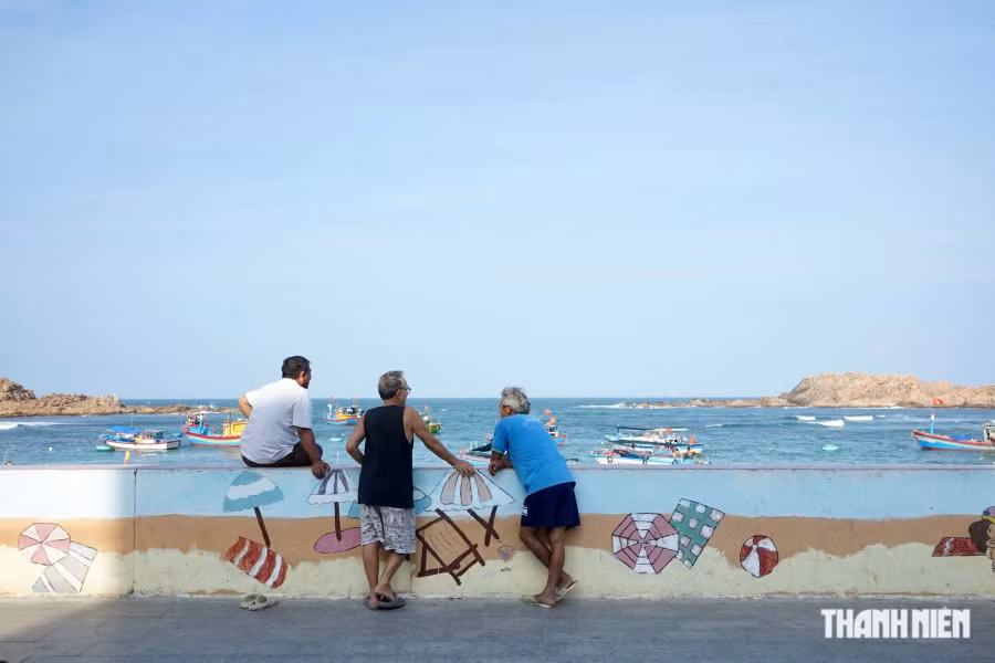 Đến Nhơn Hải mùa này, ngoài bãi đá rêu, du khách còn tận hưởng vẻ đẹp của thiên nhiên giữa biển xanh, cát trắng, nắng vàng, tận hưởng những giây phút thư giãn, hít thở không khí trong lành của một làng chài lâu đời. Ảnh: THANH QUÂN