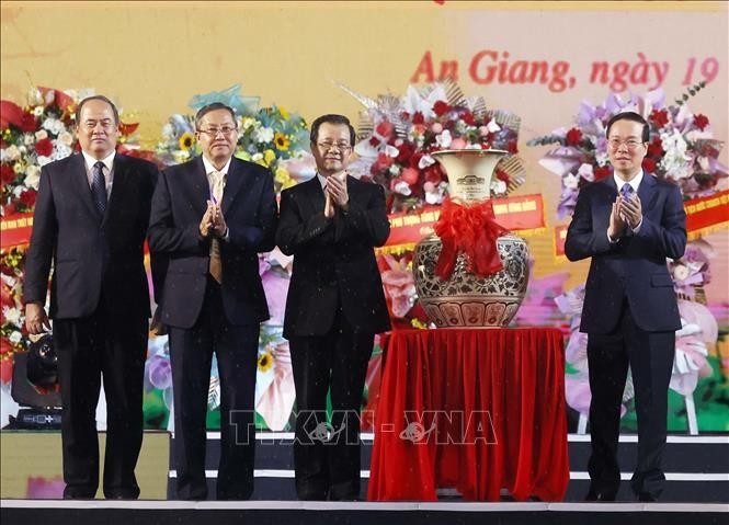 Chủ tịch nước Võ Văn Thưởng trao quà của của Tổng Bí thư Nguyễn Phú Trọng gửi tặng Đảng bộ, chính quyền và nhân dân tỉnh An Giang. (Ảnh: TTXVN) Chủ tịch nước Võ Văn Thưởng trao quà của của Tổng Bí thư Nguyễn Phú Trọng gửi tặng Đảng bộ, chính quyền và nhân dân tỉnh An Giang. (Ảnh: TTXVN)