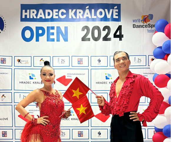 Cặp đôi vận động viên dancesport Việt Nam Phạm Trung Hòa – Nguyễn Mỹ Trang đã xuất sắc lọt vào Top 50 đôi nhảy xuất sắc nhất thế giới lứa tuổi trung niên