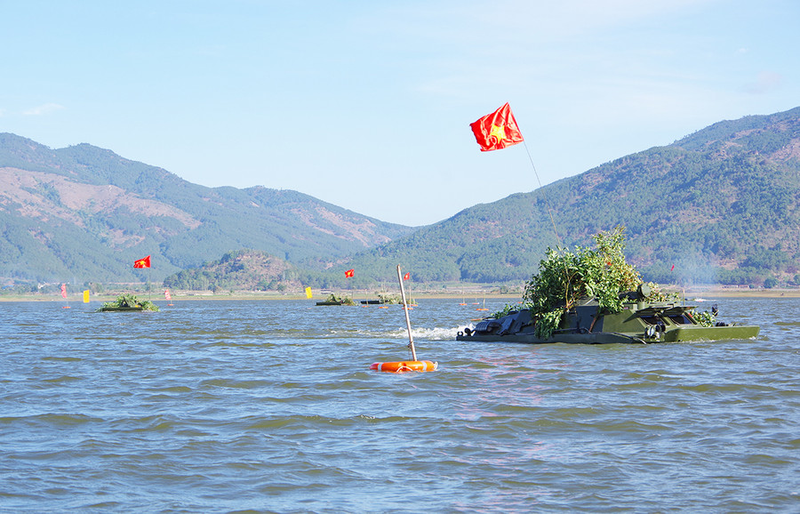 Kíp xe của Trung đoàn Bộ binh cơ giới 48 (Sư đoàn 320) tham gia huấn luyện vượt sông. Ảnh: Vĩnh Hoàng Kíp xe của Trung đoàn Bộ binh cơ giới 48 (Sư đoàn 320) tham gia huấn luyện vượt sông. Ảnh: Vĩnh Hoàng