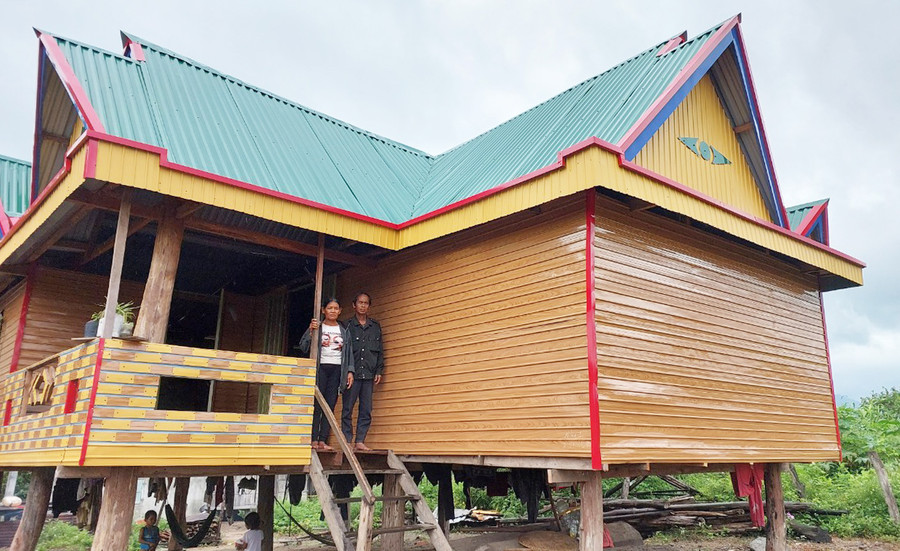Vợ chồng ông Đinh Chiri (làng Sơ Rơn, xã Chư Krêy) bên căn nhà mới. Ảnh: N.D Vợ chồng ông Đinh Chiri (làng Sơ Rơn, xã Chư Krêy) bên căn nhà mới. Ảnh: N.D