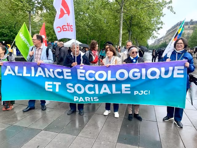 Kiều bào và người dân Pháp xuống đường ủng hộ vụ kiện chất độc da cam của bà Trần Tố Nga (thứ hai từ phải qua). Ảnh: Đại sứ quán.