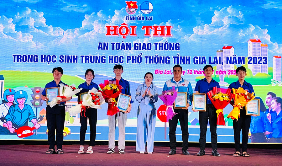 Ban tổ chức trao giải khuyến khích cho các đội thi. Ảnh: Minh Nhật